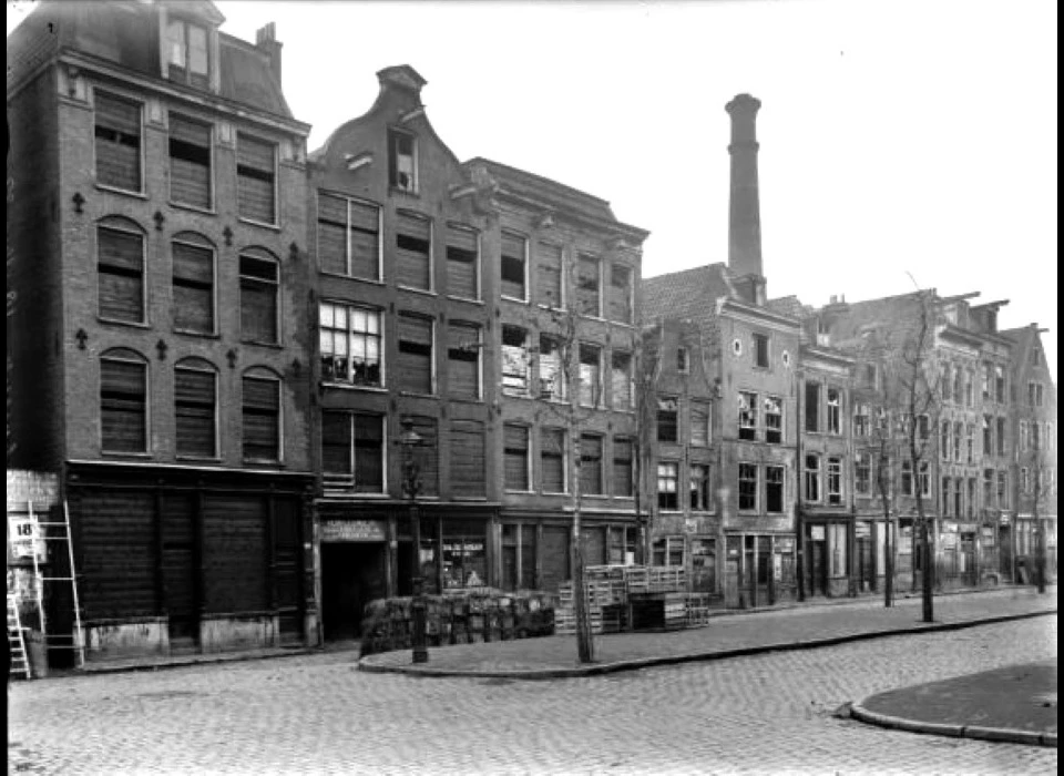 Uilenburgerstraat 133-147 Winkel tussen dichtgetimmerde woningen (1918c)