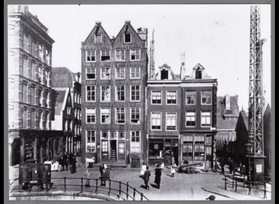 Vanaf Jodenhouttuinen rechts toegang Uilenburgerstraat links Batavierstraat (1918c)