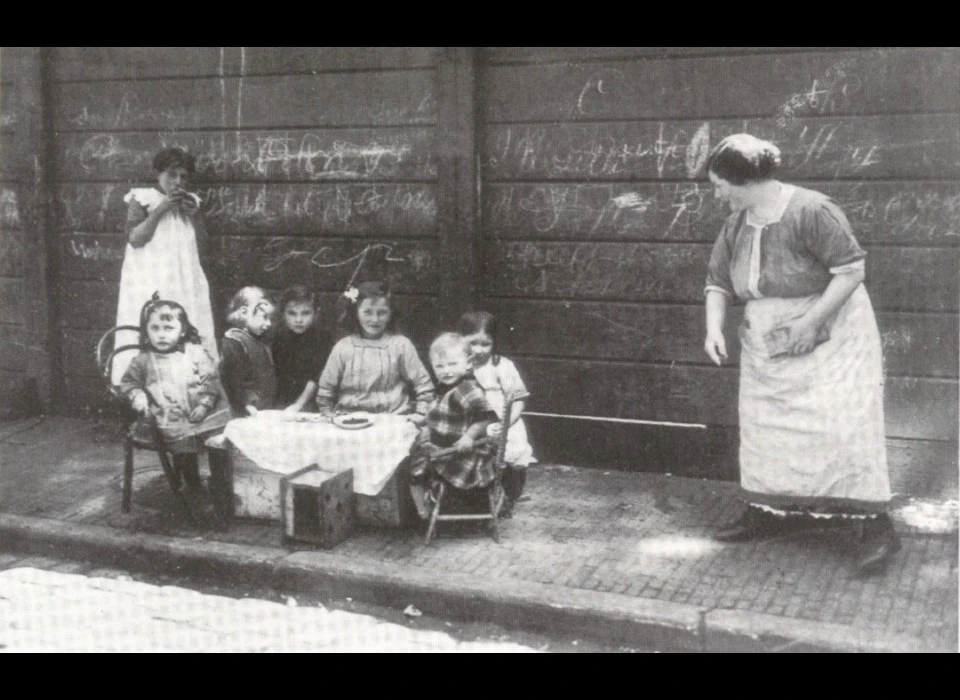Uilenburgerstraat kindermaaltijd op de stoep (1910c)
