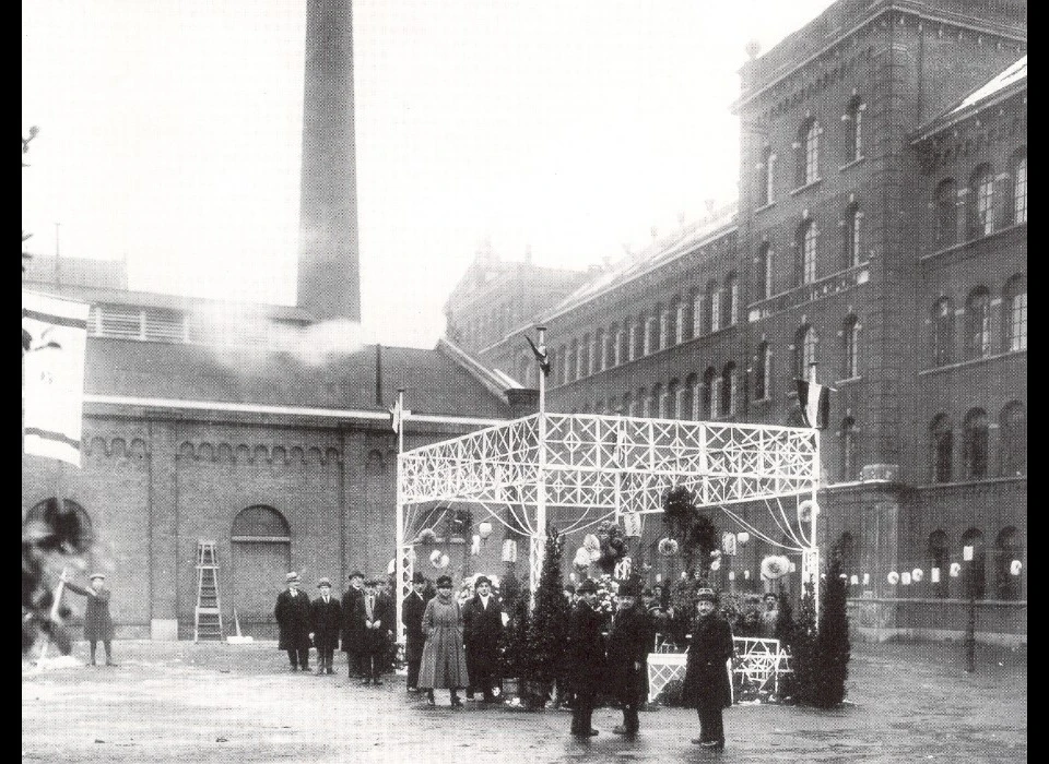 Uilenburgerstraat november 1919 feestje bij stoomdiamantslijperij gebr. Boas