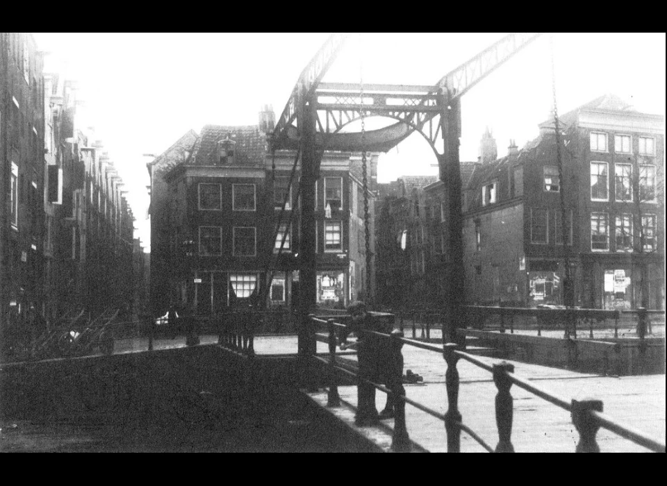 Links Uilenburgerstraat gezien over Rapenburgwal (1900c)