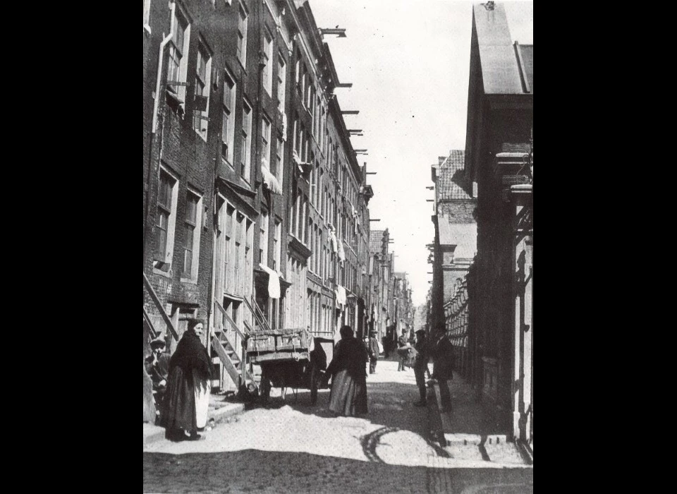 Uilenburgerstraat rechts de poort naar diamantslijperij Boas links is afgebroken (1903)