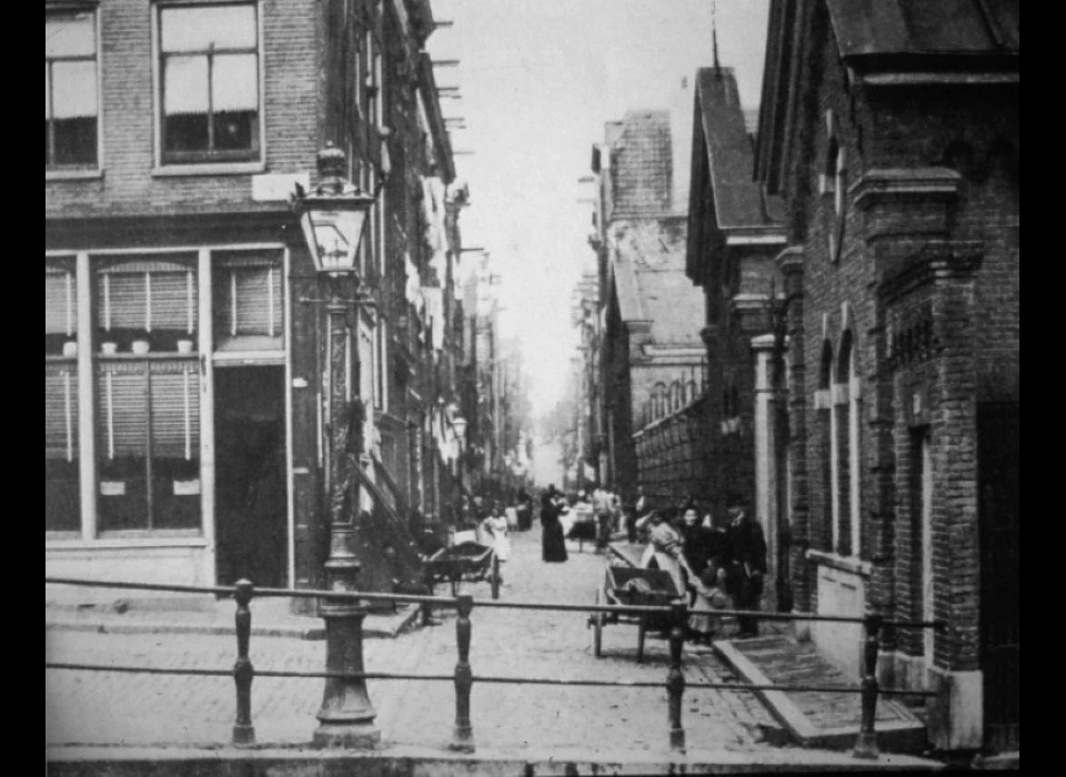 Uilenburgerstraat gezien vanaf Houtkopersburgwal rechts diamantslijperij Boas (1890)