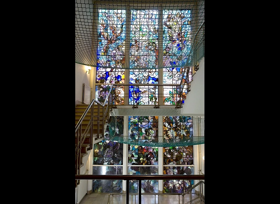 Valeriusplein 9 Valeriuskliniek het grote venster boven de ingang door Mathieu Wiegman, in het trappenhuis vangnetten (2013)