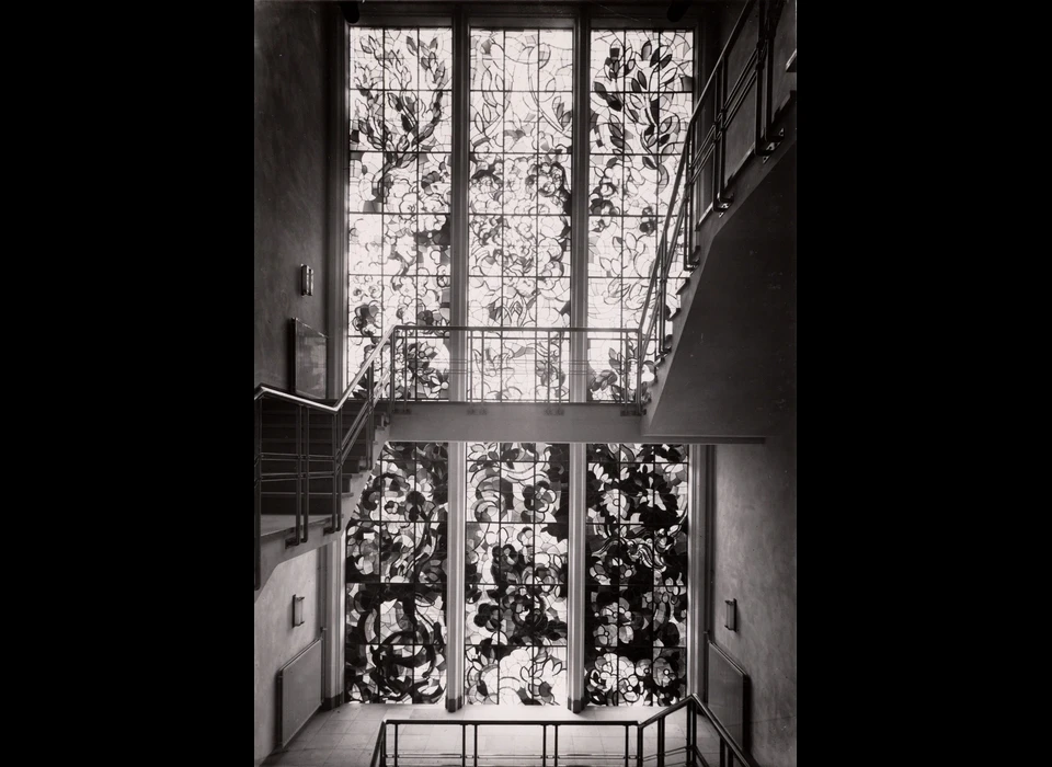 Valeriusplein 9 Valeriuskliniek het grote venster boven de ingang door Mathieu Wiegman, nog geen vangnetten in het trappenhuis (1938)