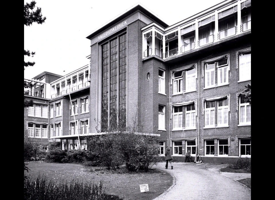 Valeriusplein 9 Valeriuskliniek hoofdingang en derde verdieping (1972)