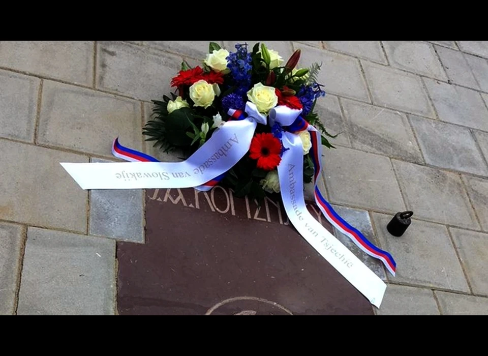 Valeriusplein 100jaar eerste steen Comeniusmonument hersteld en herdacht, bloemen ambassades Tsjechië en Slowakije (2020)