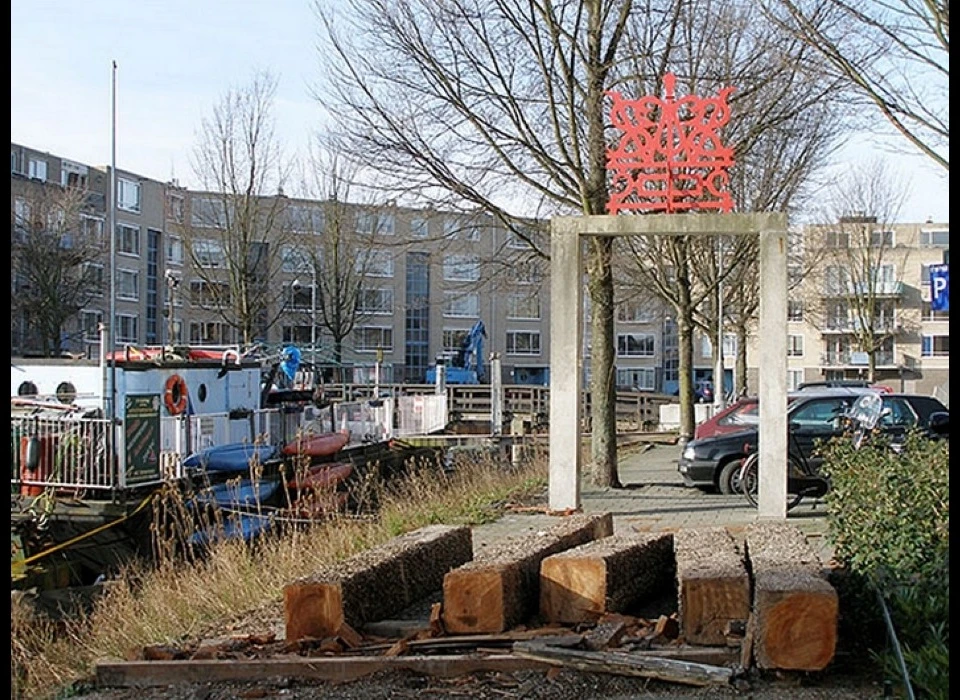 Monument Wester Suiker Raffinaderij van Jocke Overwater geplaatst 1994 en symboliseert de toegangspoort van de toenmalige Suikerfabriek