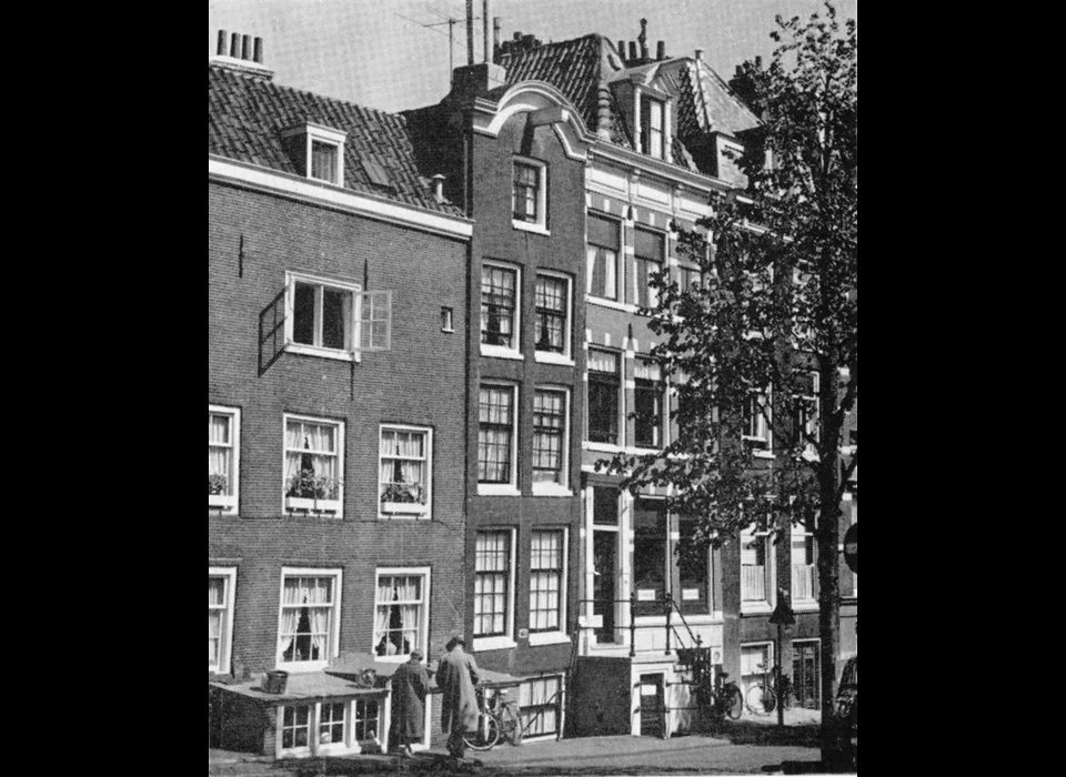 Keizersgracht 663 sterk getoogde lijst vormt klokgevelachtige lijstgevel 1700-1725 (1960)