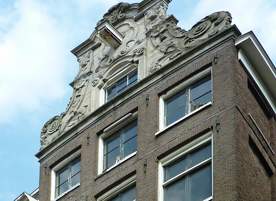 Kalverstraat 179 kroonlijst over volle breedte verhoogd en topgevelachtig ca.1720