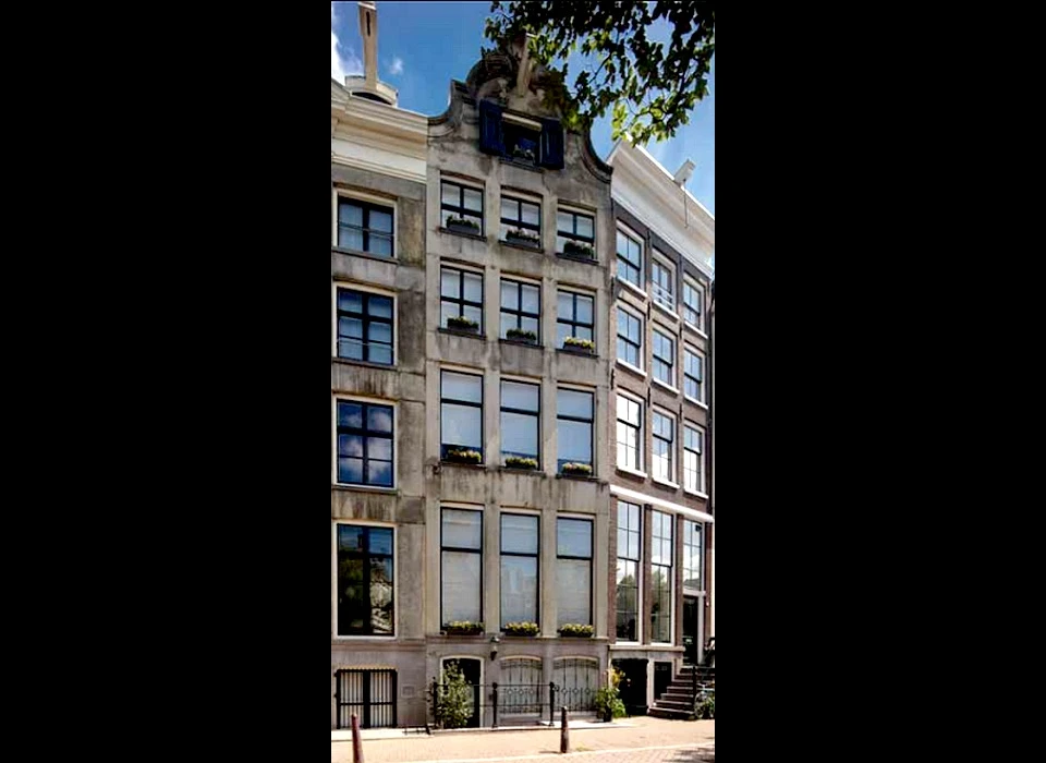 Keizersgracht 411 sterk getoogde lijst vormt klokgevelachtige lijstgevel 1770 (2018)