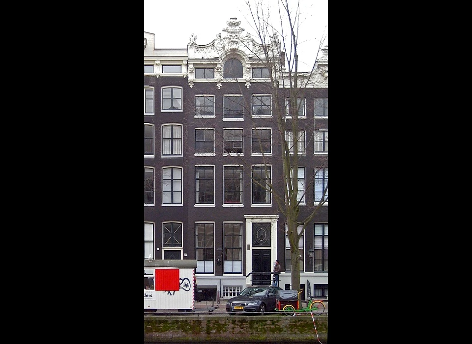 Keizersgracht 284 lijstgevel attiekachtige verhoging in de vorm van een open balustrade met gesloten middenverhoging ca.1765 (2010)