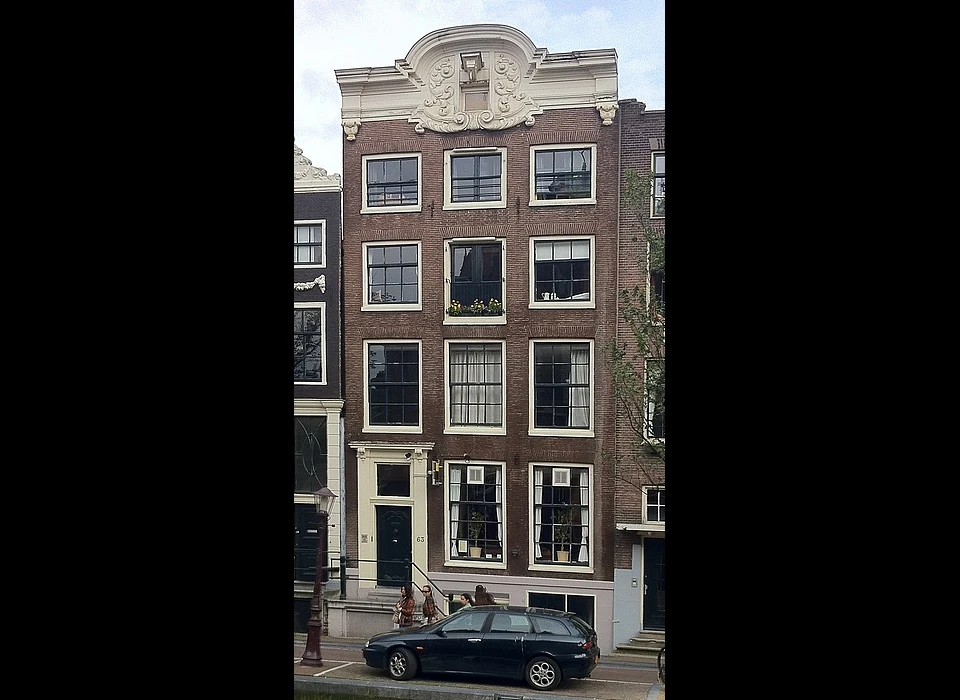 Oudezijds Voorburgwal 63 top lijstgevel met kleine rijk versierde halfcirkelvormige verhoging 1725-1750 (2010)