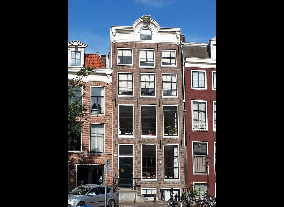 Prinsengracht 721 lijstgevel met kleine halfcirkelvormige verhoging en zolderluik ca.1750 (2015)