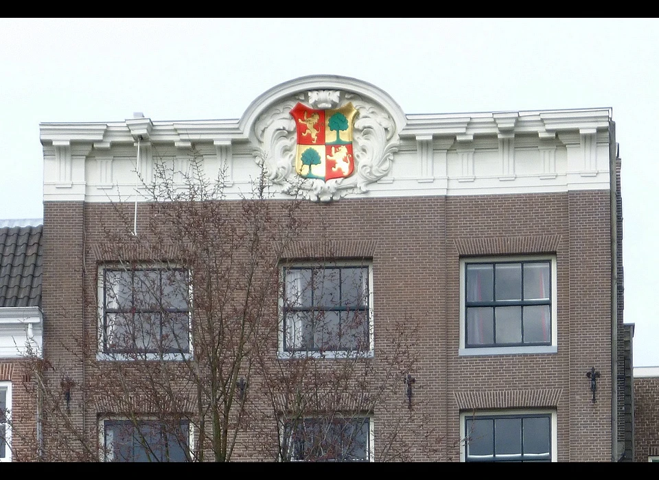 Nieuwe Herengracht 99 kroonlijstgevel 1697 in het midden een halfcirkelvormige verhoging (2013)