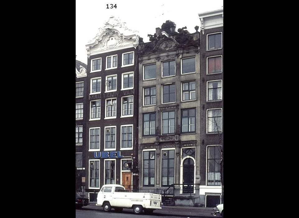Prins Hendrikkade 133 lijstgevel met attiek of attiekachtige versiering 1727 (1973)