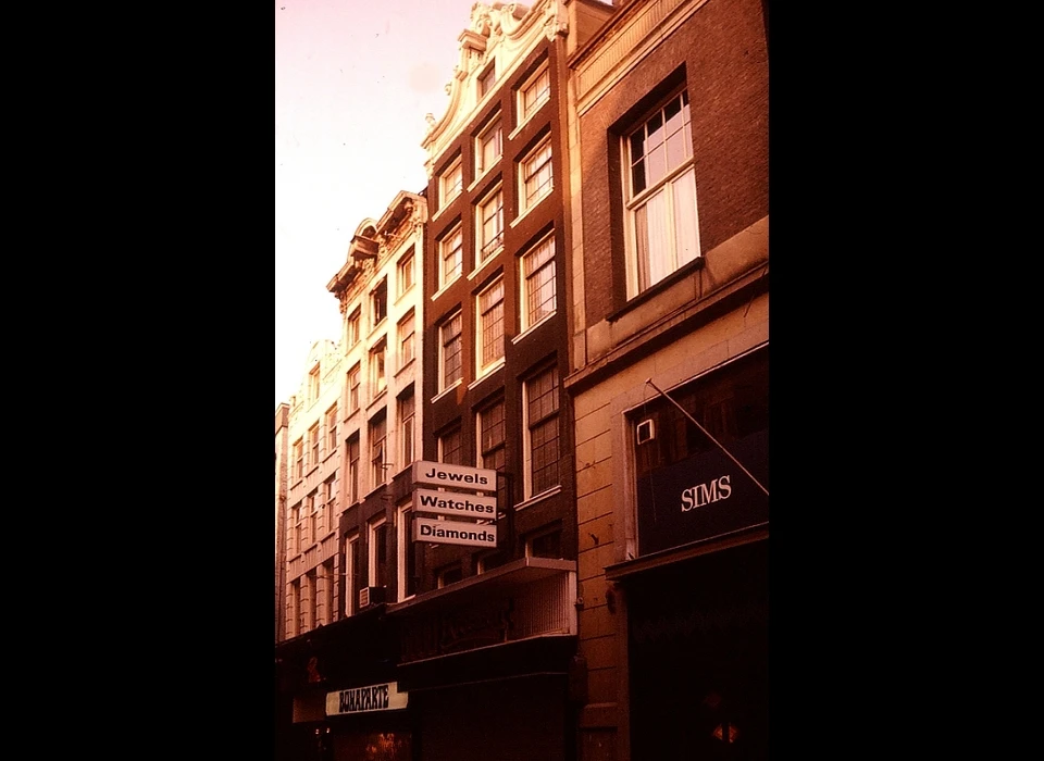 Kalverstraat 10 lijstgevel kroonlijst over volle breedte verhoogd en topgevelachtig ca.1740 (1976)
