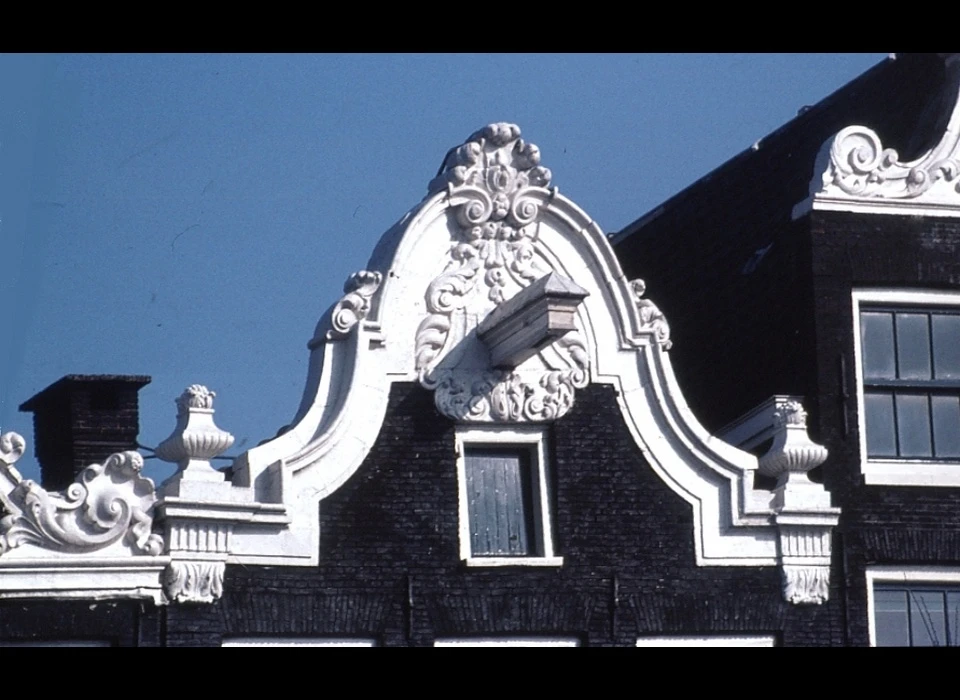 Prinsengracht 305 sterk getoogde lijst vormt klokgevelachtige lijstgevel ca.1725 (1974)