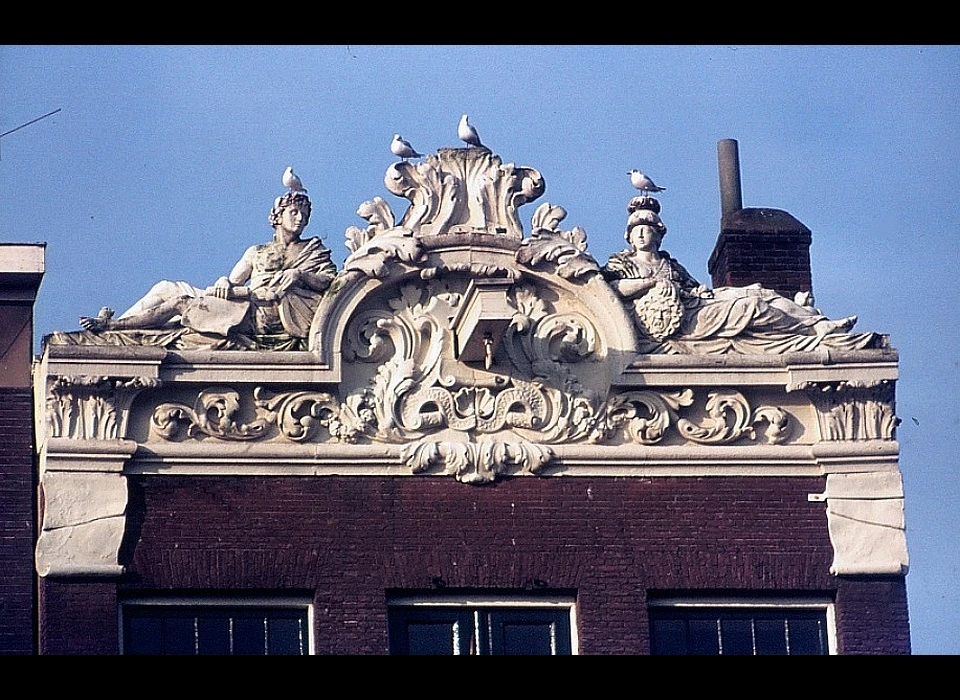 Singel 390 top lijstgevel met Minerva en Apollo met attiek of attiekachtige versiering ca.1700 (1975)