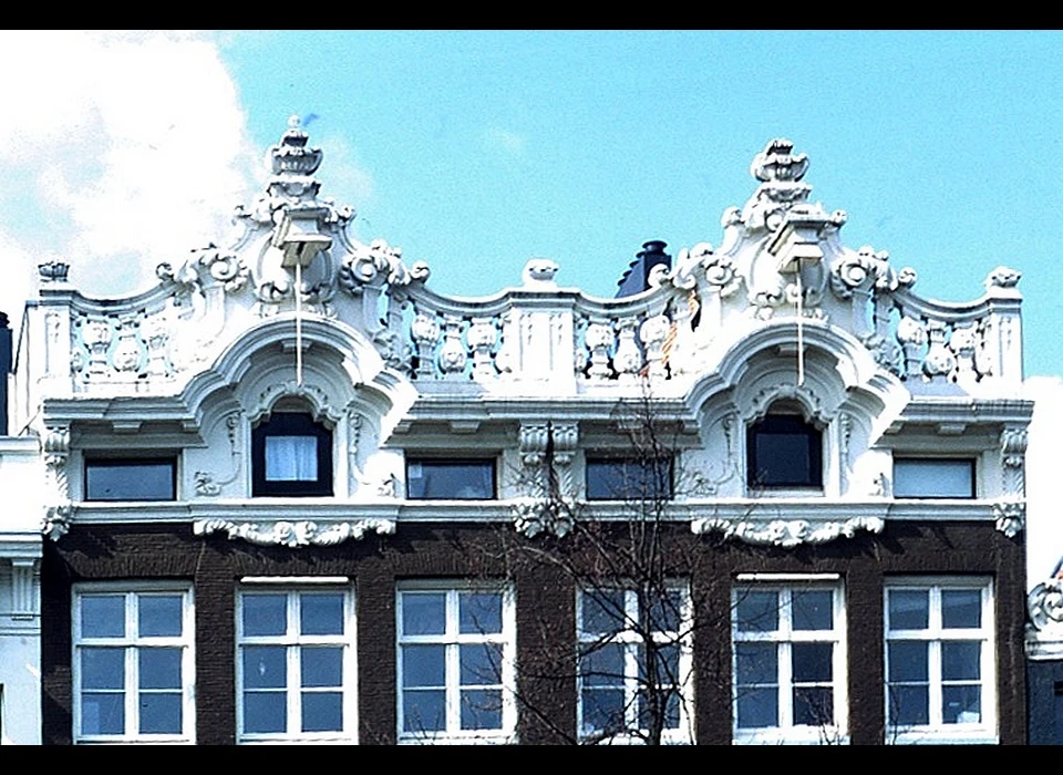 Keizersgracht 244-246 top lijstgevel attiekachtige verhoging in de vorm van een open balustrade met gesloten middenverhoging ca.1730 (1985)
