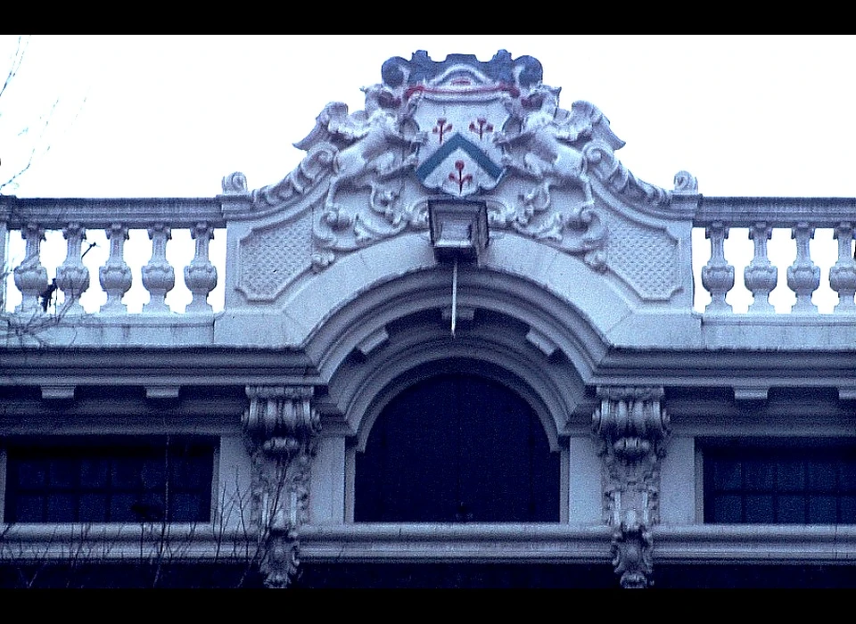 Herengracht 250 lijstgevel met wapenschild attiekachtige verhoging in de vorm van een open balustrade met gesloten middenverhoging 1743 (1974)