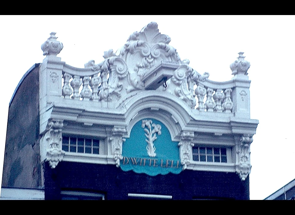 Herengracht 274 huis D'witte Leli attiekachtige verhoging in de vorm van een open balustrade met gesloten middenverhoging 1739 (1974)