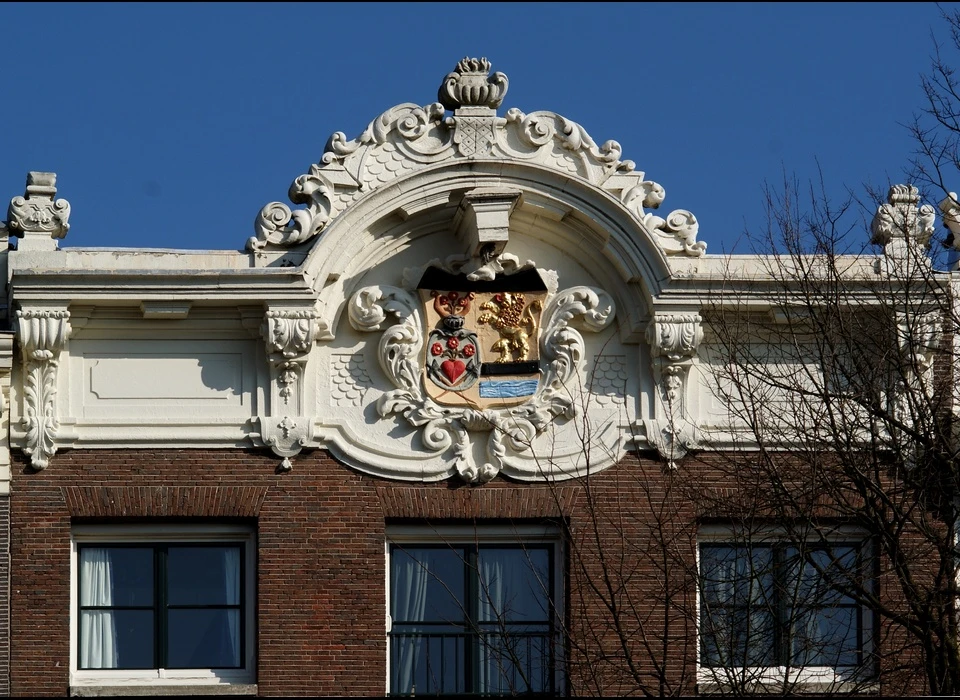 Keizersgracht 263 top lijstgevel familiewapen met attiek of attiekachtige versiering ca.1735 (2010)