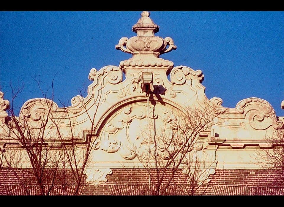 Herengracht 487 lijstgevel met zon en paard met attiek of attiekachtige versiering ca.1740 (1975)