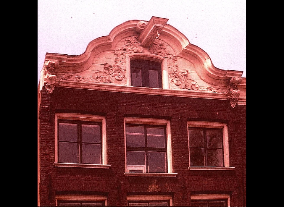 Warmoesstraat 104 huis De Keyserinne lijstgevel kroonlijst over volle breedte verhoogd en topgevelachtig ca.1750 (1977)
