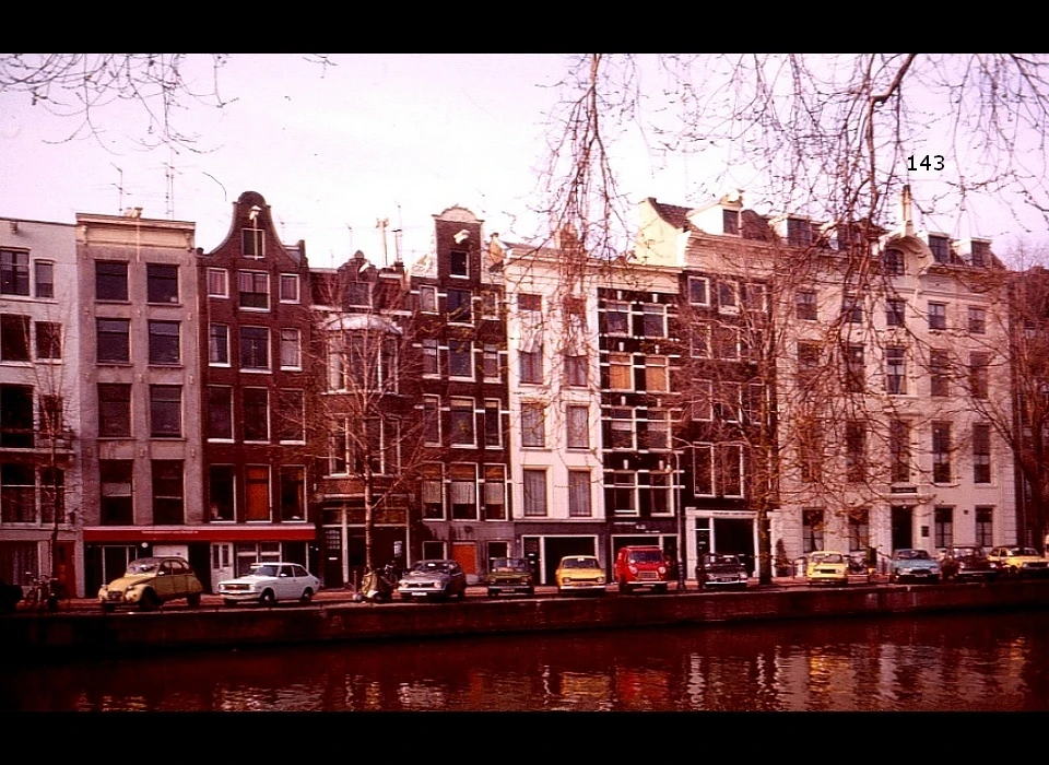 Nieuwe Herengracht 143 dubbel huis met verhoogde lijstgevel ca.1750 (1977)