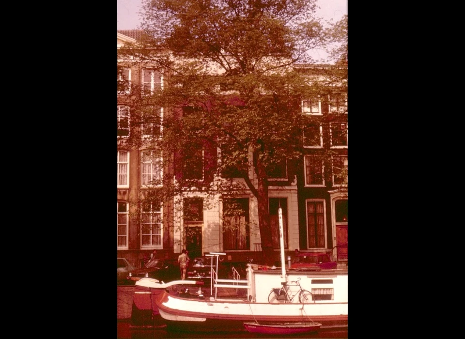 Herengracht 12 lijstgevel gesloten attiek met kleine middenverhoging 1714 (1981)