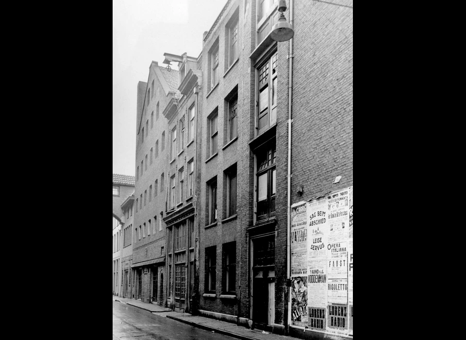 Verversstraat 2-12 v.r.n.l. Leeuwenberg fietsenfabriek. Rechts is zijkant van Raamgracht 20 (ca.1937)