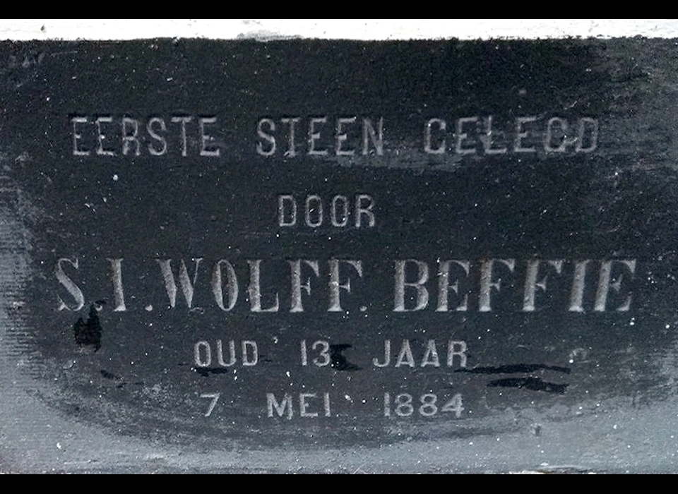 Verversstraat 16-18 gedenksteen eerste steenlegging door S.I.Wolff Beffie (2022)