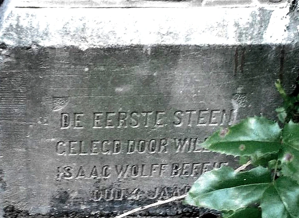 Verversstraat 57 gedenksteen eerste steenlegging door Willem Isaac Wolff Beffie (2022)