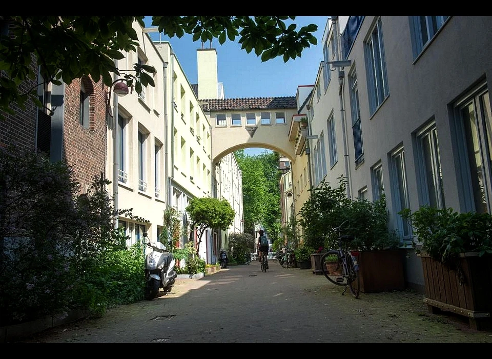 Verversstraat met de loopbrug tussen de twee Leeuwenbergpanden (2019)