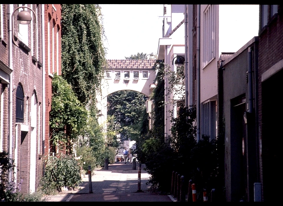 Verversstraat met de loopbrug tussen de twee Leeuwenbergpanden (1991)