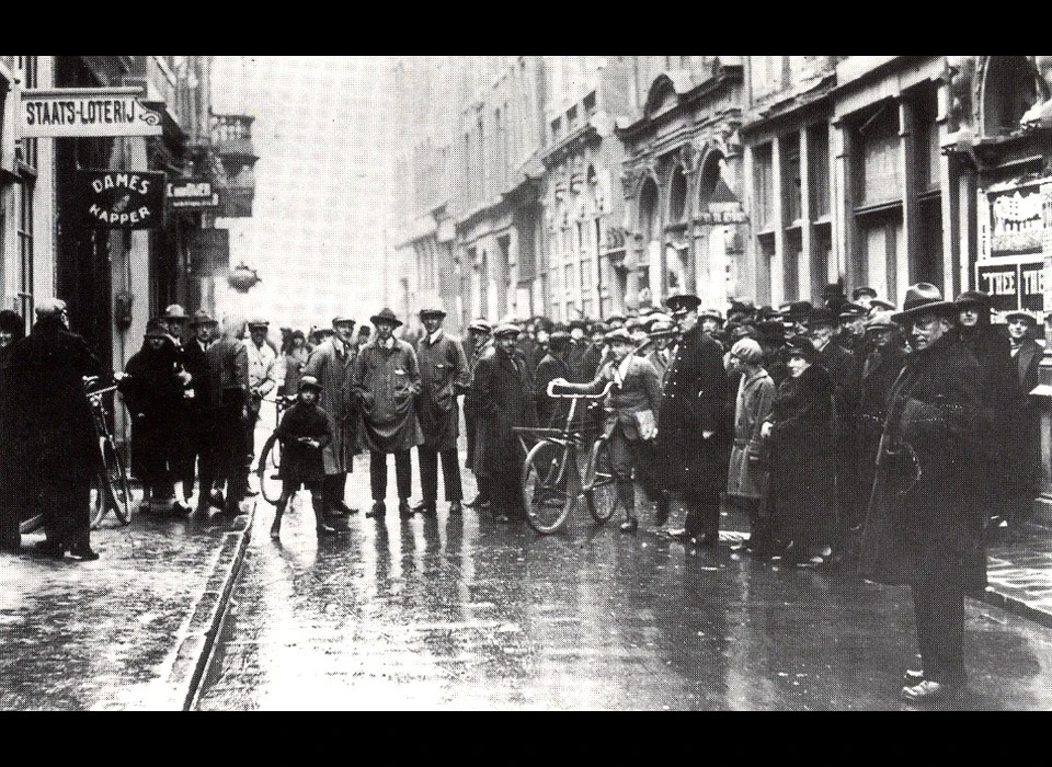 Warmoesstraat 163 wachten op de uitslag bij het Staatsloterijkantoor (1927)