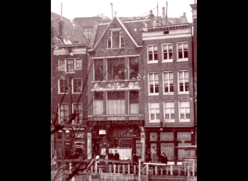 Warmoesstraat 115-121 gezien vanaf het Beursplein over de bouwput van de Effectenbeurs (ca.1912)