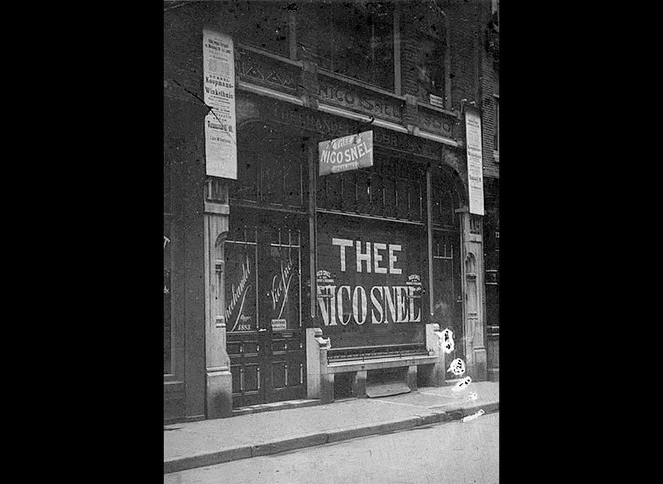 Warmoesstraat 117-119 onderpui met aankondiging verkoop via huizenveiling (1907)