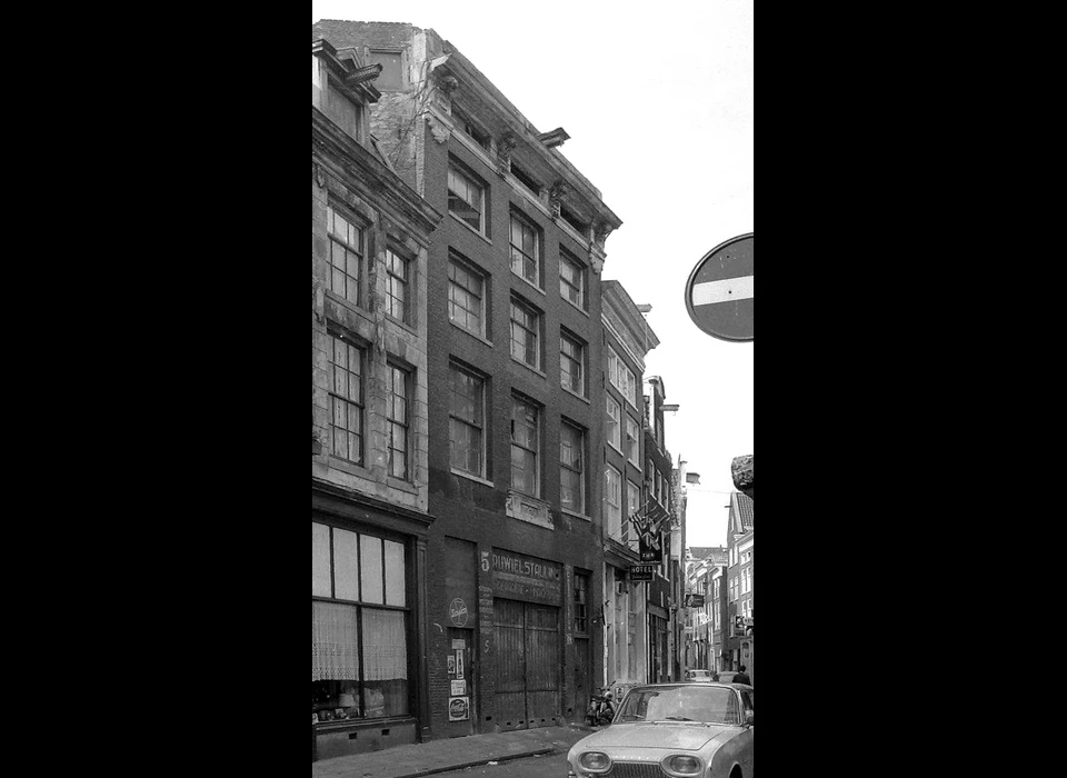 Warmoesstraat 5 de rijwielstalling is inmiddels gesloten (1963)