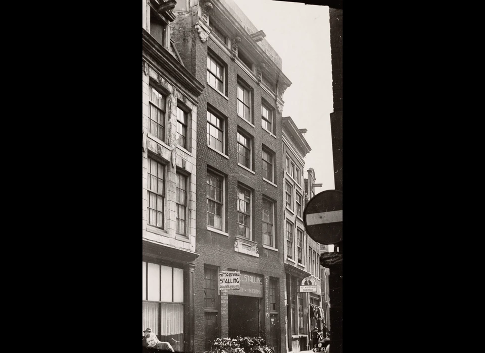 Warmoesstraat 5 er is een rijwielstalling gevestigd (ca.1950)