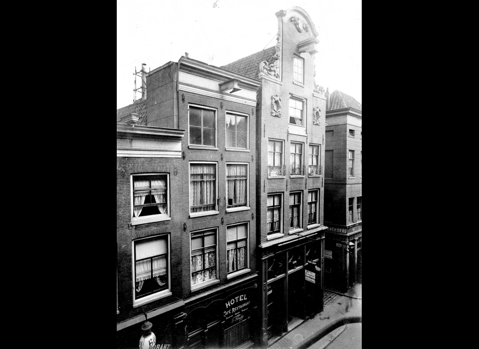 Warmoesstraat 127-129 twee losse panden (ca.1900)