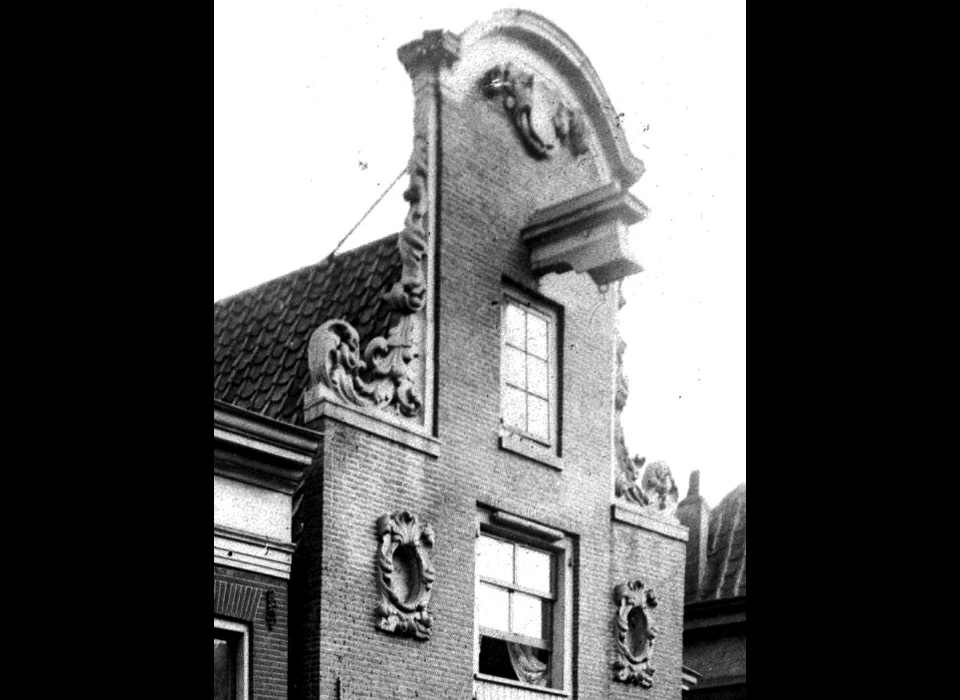 Warmoesstraat 129 top halsgevel (ca.1900)