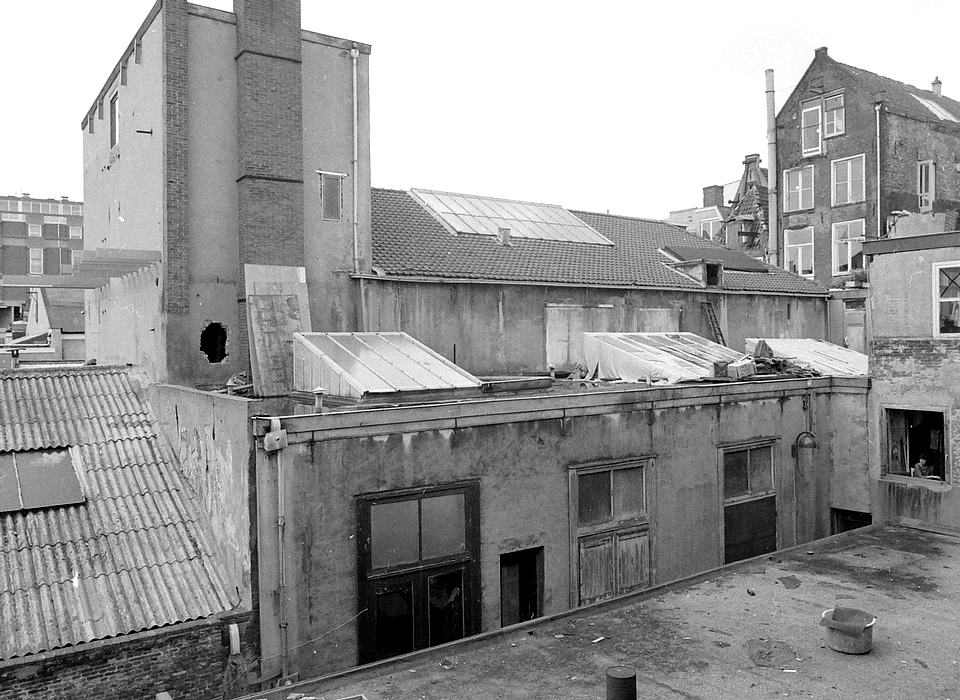 Warmoesstraat 139 (1985) achterzaal met toneeltoren Sociëteit De Vereniging