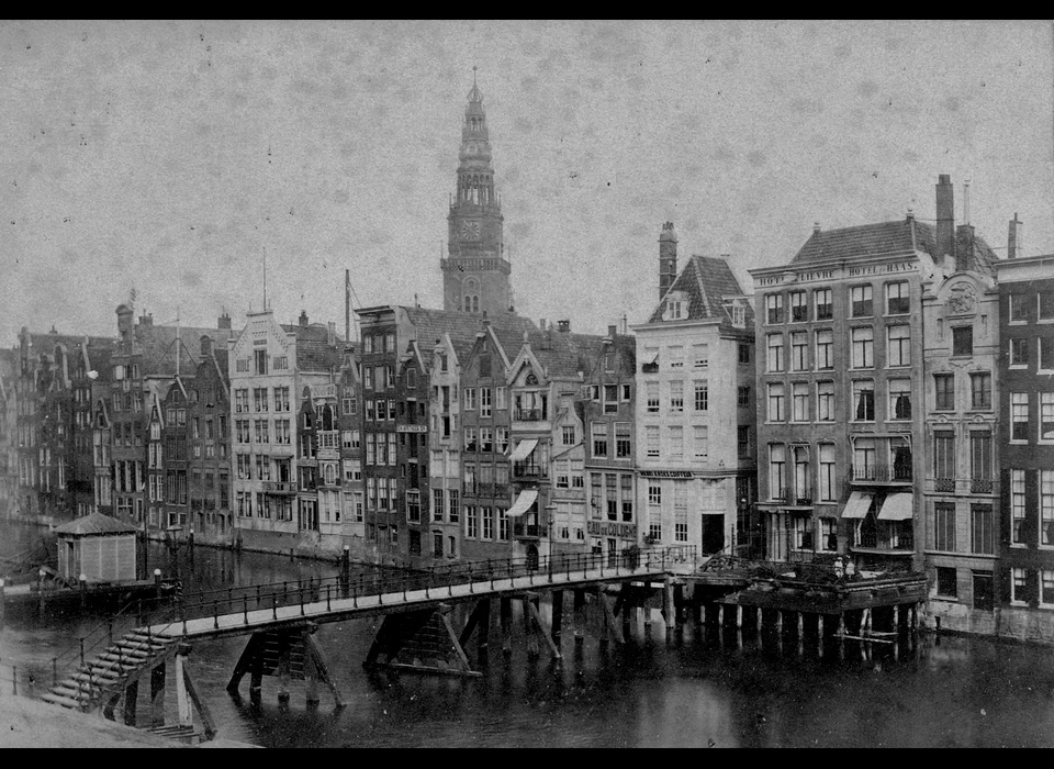 Damrak met brug voor Papenbrugsteeg en Bible Hotel (1883)