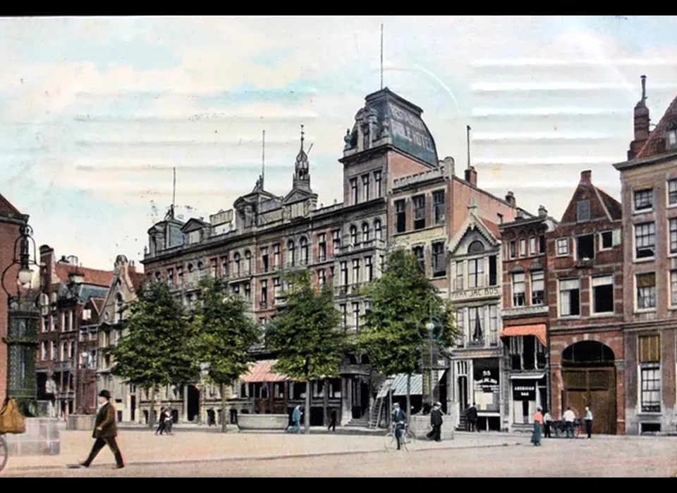 Beursstraat 41-59, op 49-51 het Bible Hotel, Frima Jac. Bos en American Bar en daarnaast Burgerhotel Elim van het Leger des Heils. (1905)