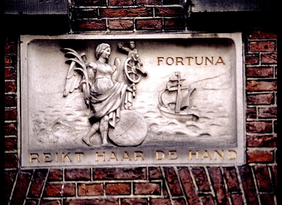 Warmoesstraat 163 gevelsteen Fortuna reikt haar de hand (1992)