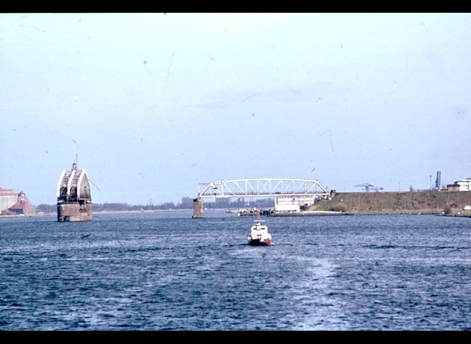 Noordzeekanaal is na 1875 de scheepvaartweg naar de Noordzee. Wel moet dan de Hembrug gepasseerd worden. (1973)