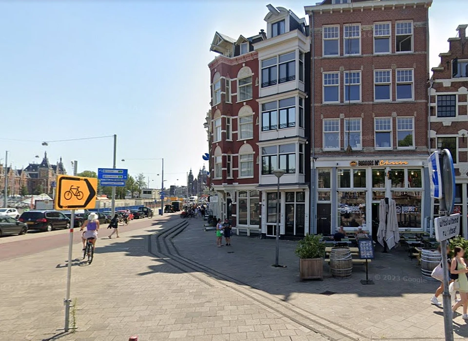 Prins Hendrikkade bij het Singel is aan het verloop in de straat nog duidelijk de dijk herkenbaar. (2023)