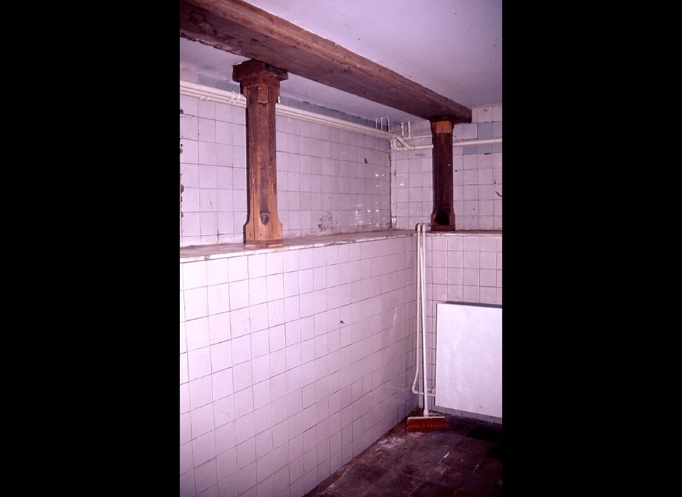 Herengracht 220 deel van een drijvende kelder, met de houten blokken is de kelder vastgezet. (2004)